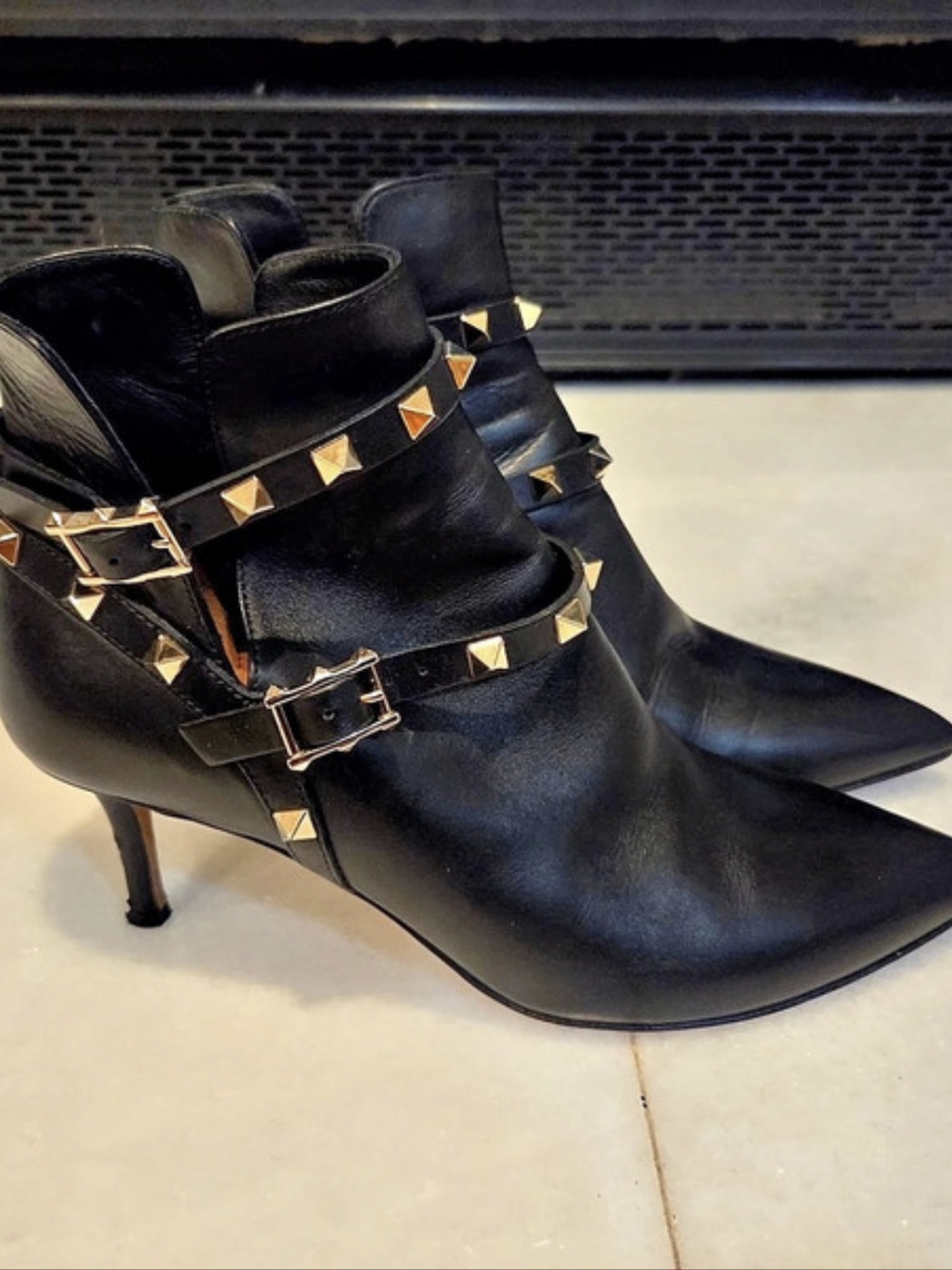 Valentino Garavani Rockstud Pointed-Toe Heels Black EU 36